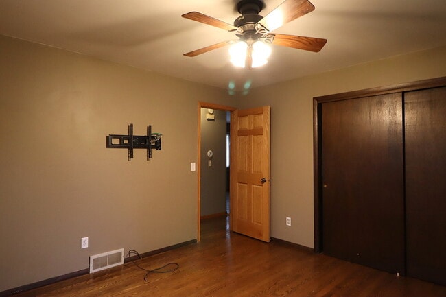 Building Photo - "Spacious 4-Bedroom 2 Bath with Finished B...