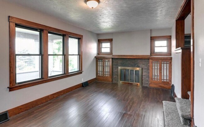 Building Photo - Beautiful & Spacious 3 Bedroom, 2 Bathroom Home in South Omaha – 1,872 Sq Ft