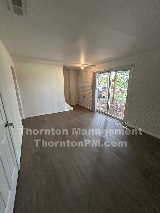 Building Photo - Culpeper Newly Renovated Townhouse