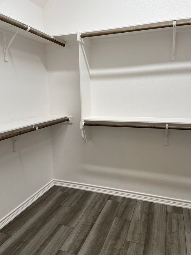 Building Photo - Available Now! 3 bed, 2 bath, Park Meadows...