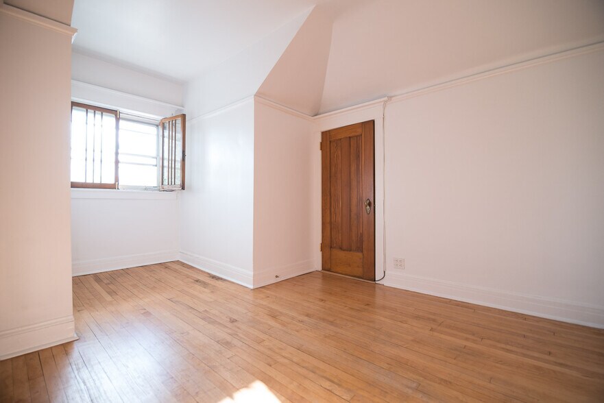 Building Photo - 2556 N Kimball Ave