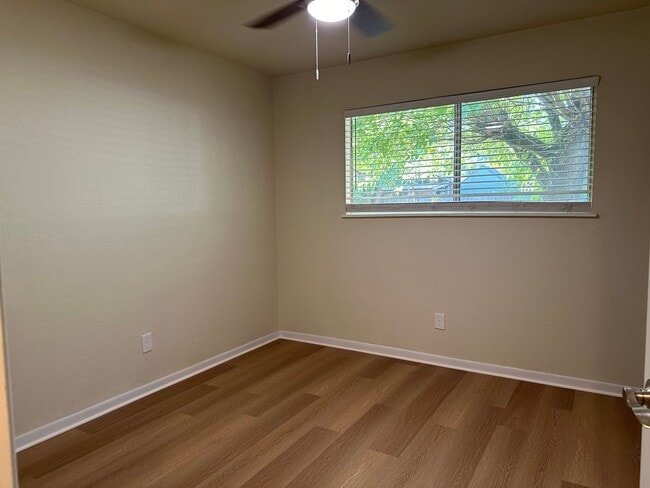 Building Photo - Your Next Chapter Starts Here - Convenient Redding Location!