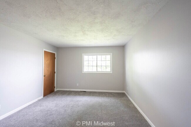 Building Photo - "Charming 2-Bed Townhouse Retreat on Progr...