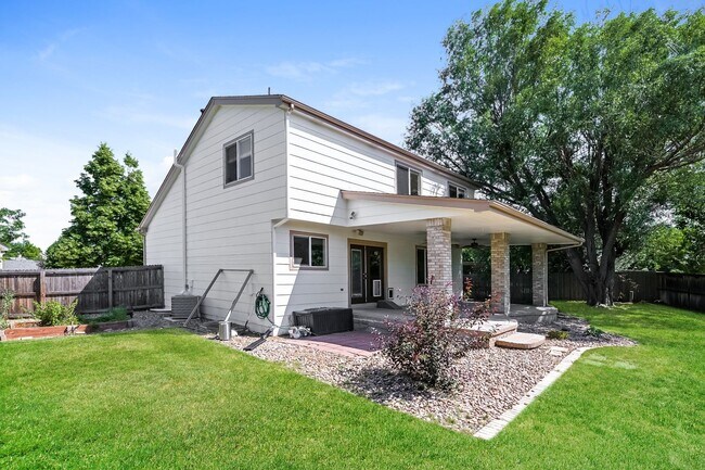 Building Photo - Spacious 4 Bed/ 3.5 Bath Home with Finishe...