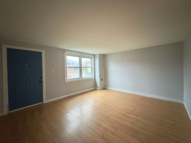 Building Photo - Charming 2 Bedroom/1 Bathroom Townhome in Dundalk, MD!