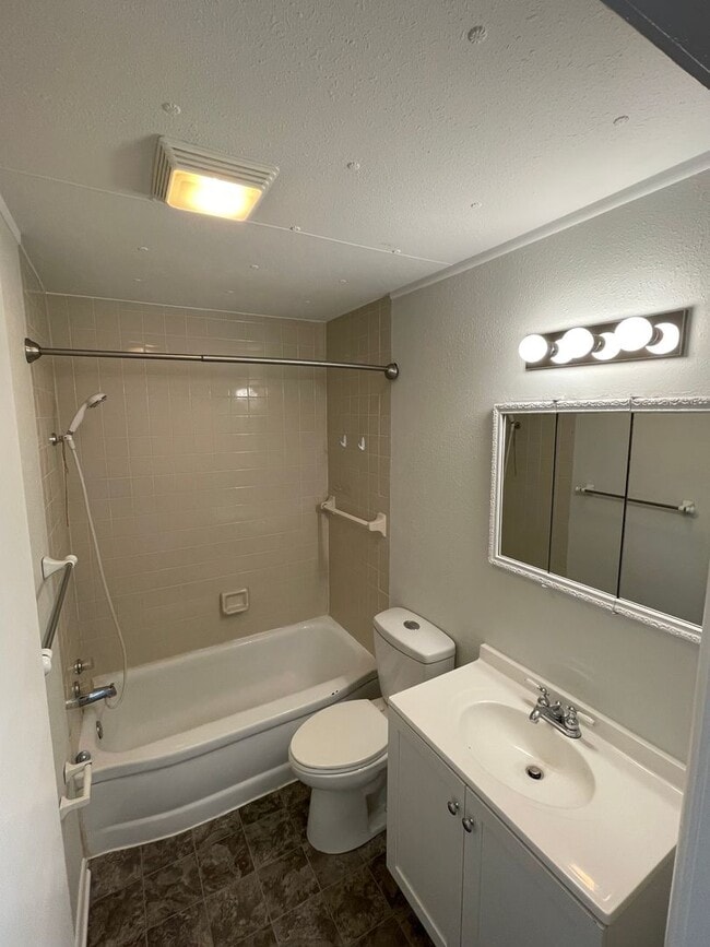 Building Photo - West Side 3 bedroom, 2 bathroom home for rent