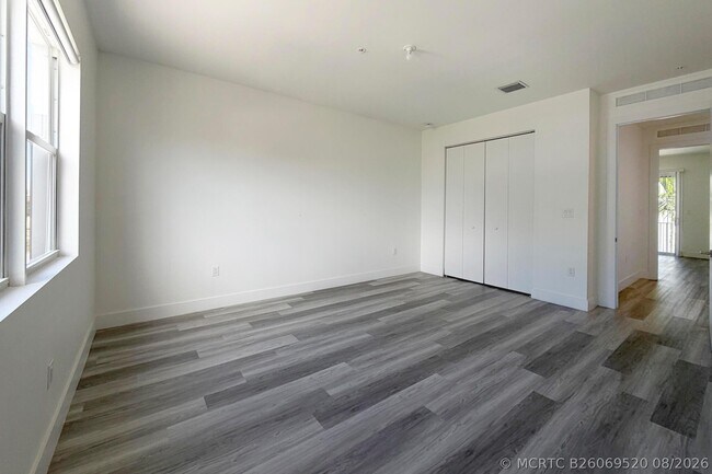 Building Photo - 405 NE 35th Ct