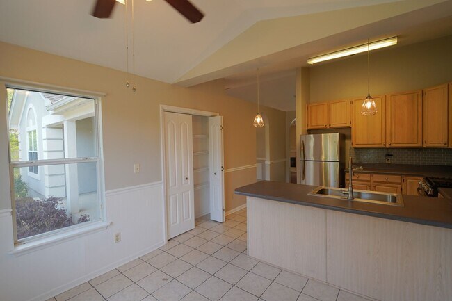 Building Photo - 3 Bed / 2 Bath with Large Yard/Garage in Bucklake area!