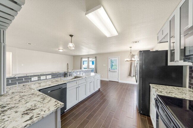 Building Photo - 3 Bedroom/2 Bedroom Highland Farms Subdivi...