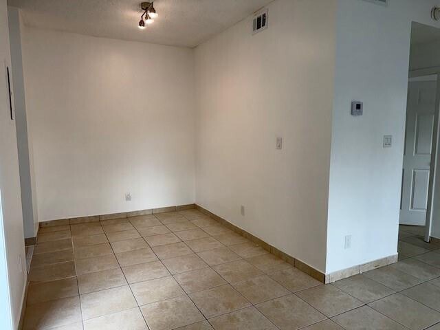 Building Photo - 660 Cypress Club Way