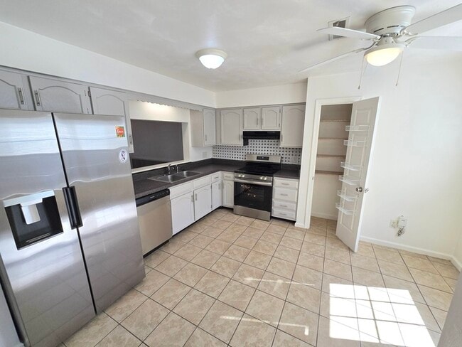 Building Photo - STUNNING TWO STORY 3 BEDROOM/ 2.5 BATH TOW...