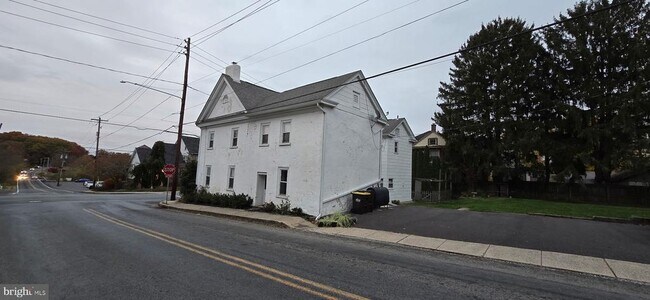 Building Photo - 2196 Spinnerstown Rd