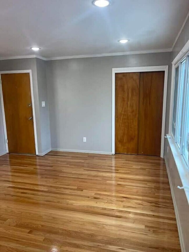 Building Photo - 22 E 18th St