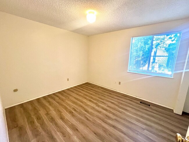 Building Photo - South Tabor Neighborhood Home with Spaciou...