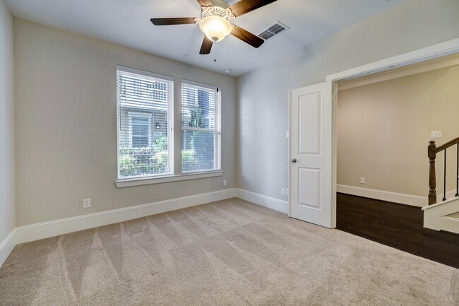 Building Photo - 726 N Shepherd Dr