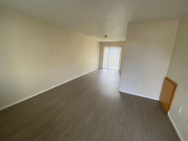 Building Photo - Remodeled 2 Bed 1.5 bath Springfield apartment