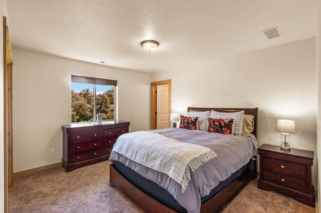 Building Photo - Spacious 3-Bed, 2-Bath Upper-Level Duplex