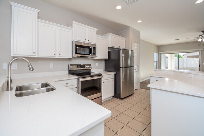 Building Photo - Inviting Single-Story Home in Surprise, AZ