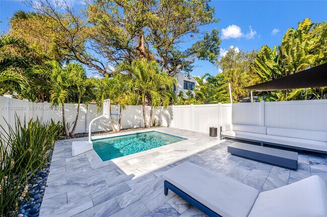 Building Photo - 817 NE 17th Way