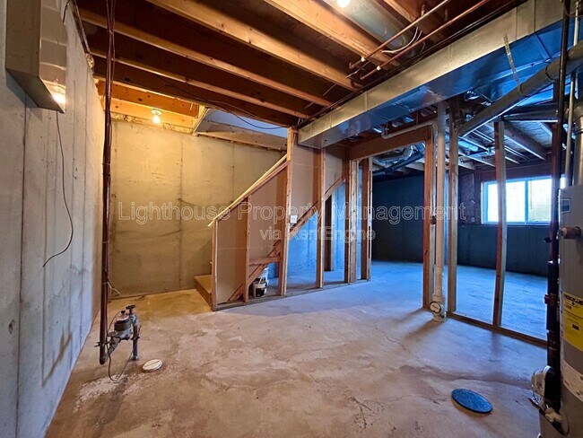 Building Photo - 2104 Shiloh Point SE