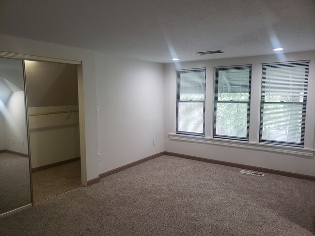 Building Photo - Large Unique House in Milwaukie with Big F...