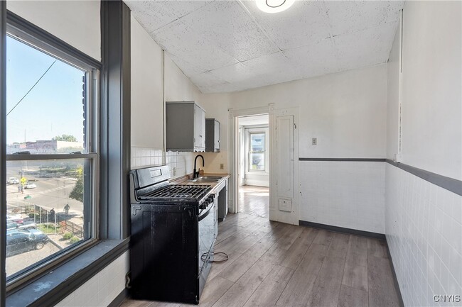 Building Photo - 319 N Salina St