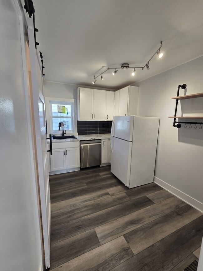 Building Photo - 246 W 14th St