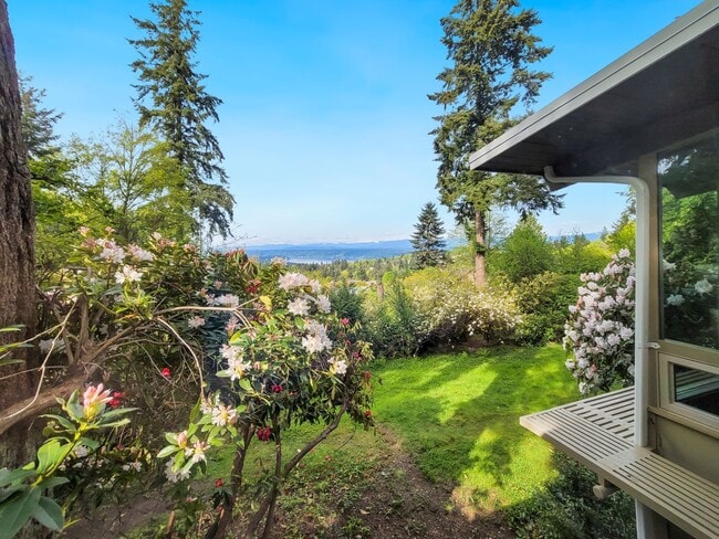Building Photo - Vintage architectural home looking over Seattle and Bellevue metropolitan skyline.