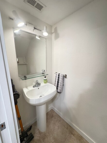 Building Photo - 822 Padua Ln