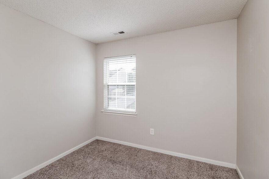 Building Photo - 6822 Chieftain Dr