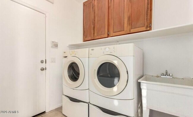 Building Photo - 11625 W Monroe St