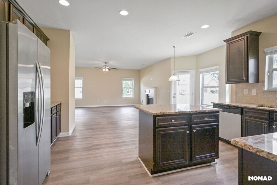 Building Photo - 813 Golden Isles Dr