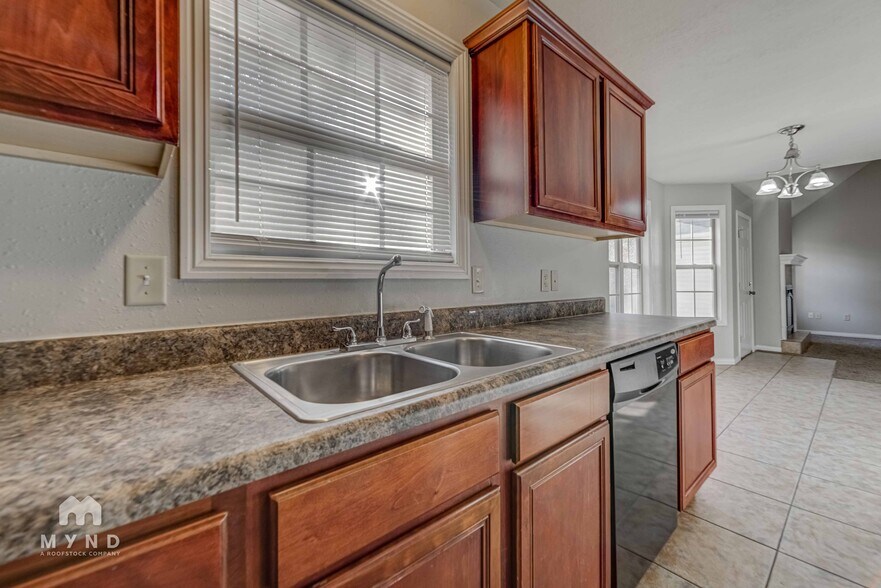 Building Photo - 112 N Peach Brook