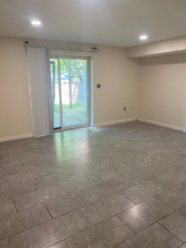 Building Photo - 1046 Agate Dr
