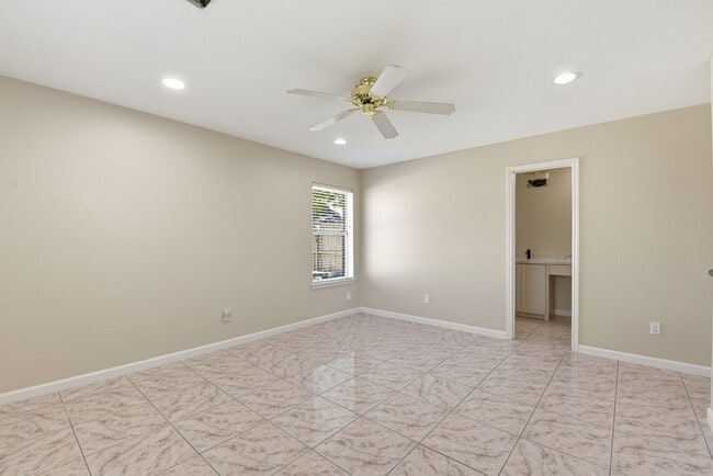 Building Photo - 8515 Leafdale Dr