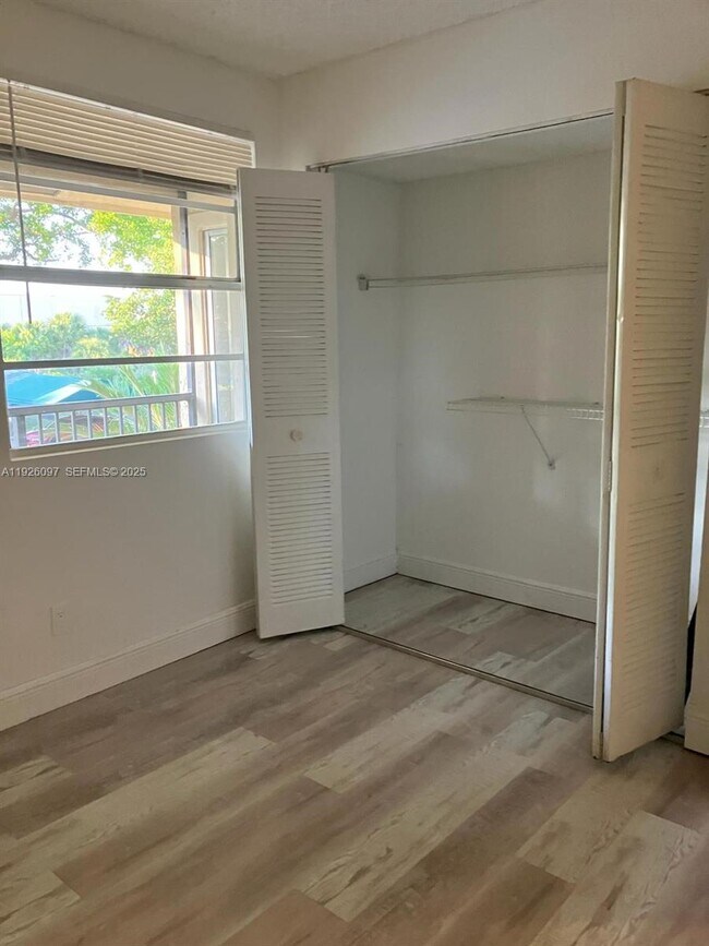 Building Photo - 1237 SW 46th Ave