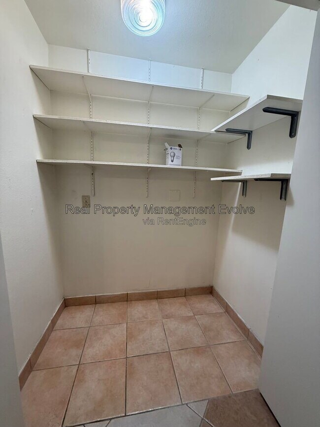Building Photo - 513 E Wickieup Ln