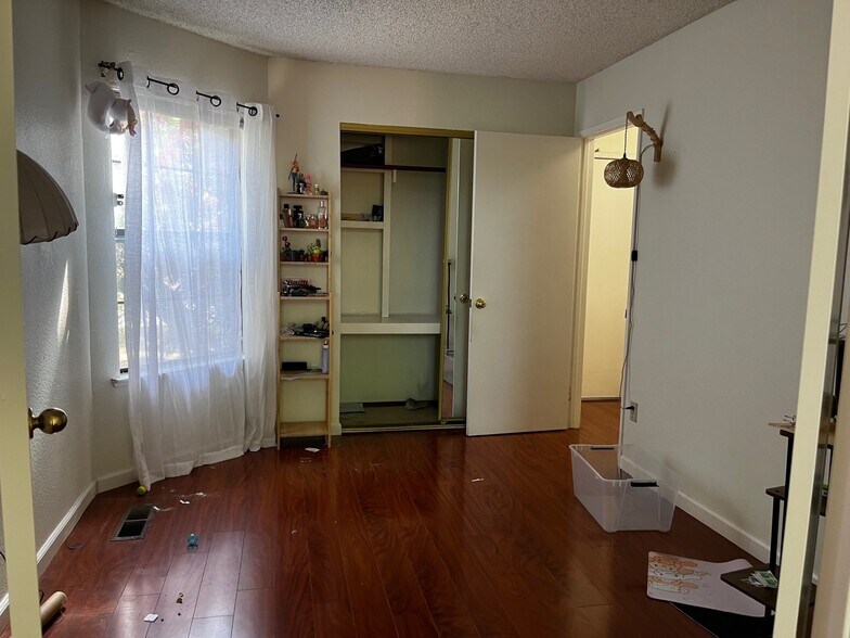Building Photo - 574 Glenmoor Cir