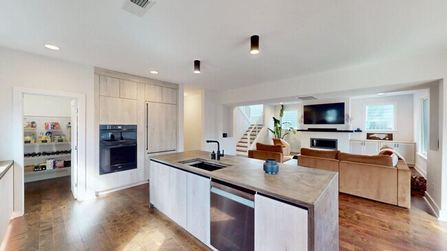 Building Photo - 1220 Lomax Ave