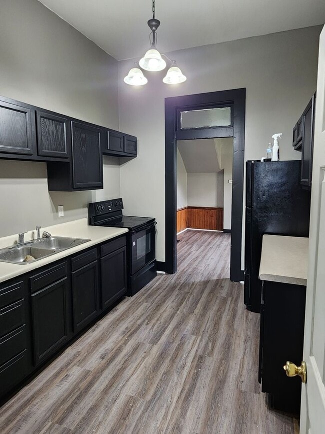 Building Photo - 2 Bedroom 1 bath duplex