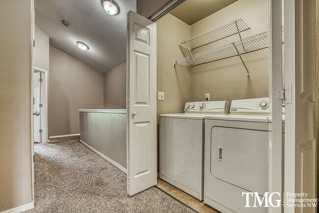 Building Photo - Gorgeous Four Bedroom Townhome in Hillsboro!