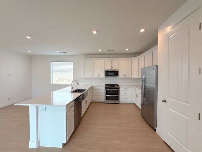 Building Photo - Desert Color Home 3 bd, 2.5 bt, Extra Large 2 Car Garage Home