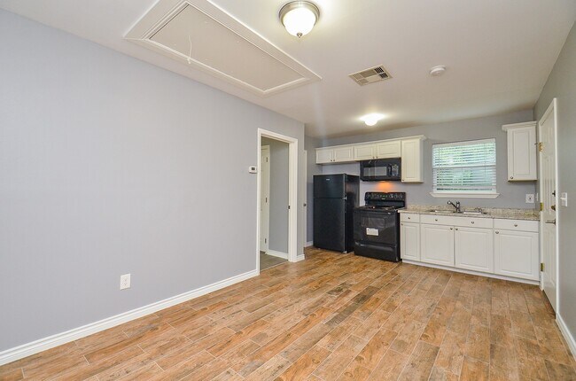 Building Photo - 303 Vincent St