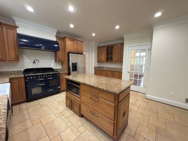 Building Photo - Spacious 4 Bed 5.5 Bath Home in Annandale,...