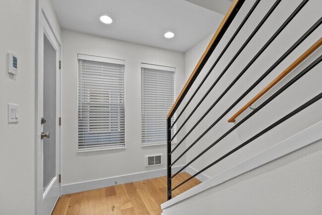 Building Photo - Stunning Ultra-Modern Central District Townhome w/ Air Conditioning