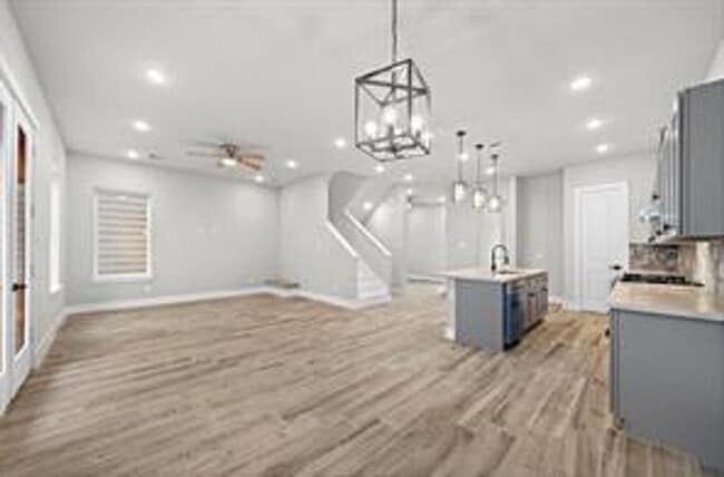 Building Photo - 232 W 28th St