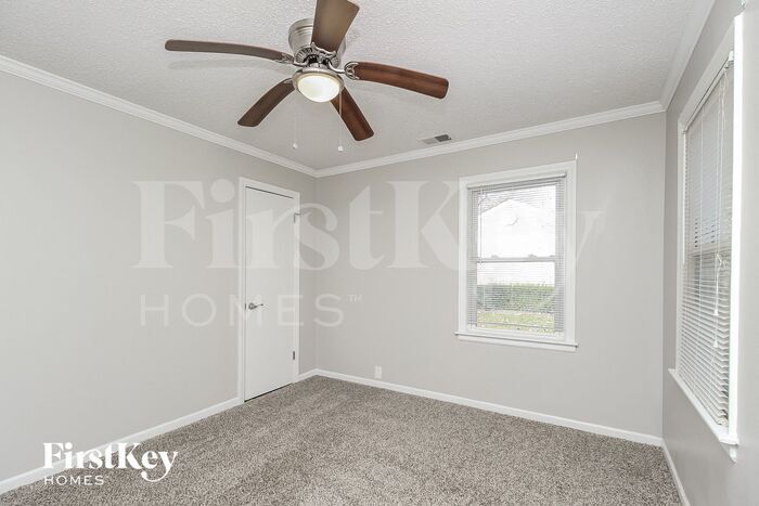 Building Photo - 5707 N Amoret Ave