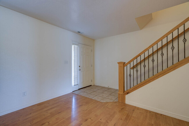 Building Photo - 3 Bedroom 2.5 Bathroom - Hidden Valley Tow...