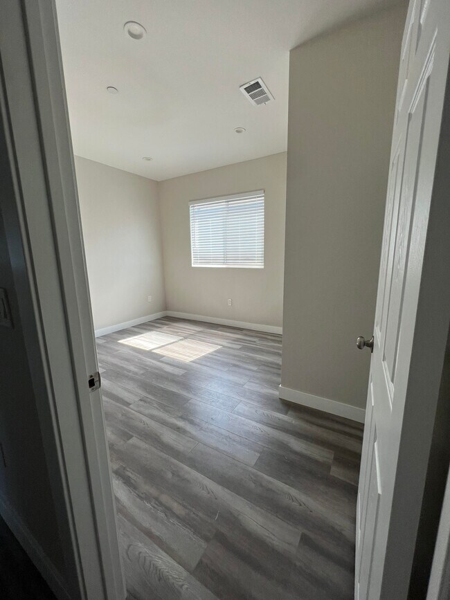 ROOM, # 1 - 3928 S Normandie Ave