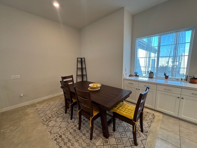 Building Photo - Beautiful 3-Bedroom Home with Solar in Valencia!